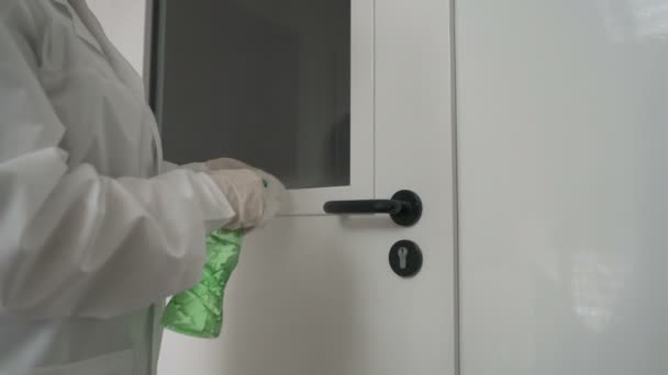Mulher usando limpeza úmida e álcool desinfeta spray desinfeta maçaneta da porta. Desinfecção, limpeza e cuidados de saúde, Anti Coronavirus COVID-19 — Vídeo de Stock