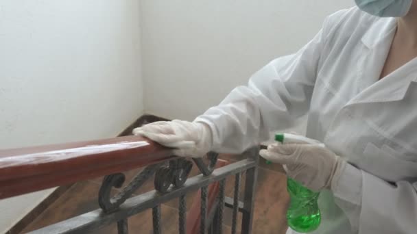 Kobieta używająca mokrego chusteczki i spray do dezynfekcji alkoholu dezynfekuje poręcze. Dezynfekcja, czystość i opieka zdrowotna, COVID-19 — Wideo stockowe