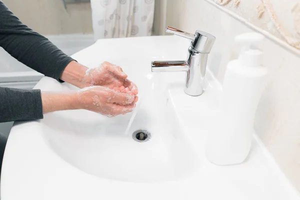 Tvätta händerna gnugga med tvål man för att förebygga koronavirus, hygien för att sluta sprida coronavirus. — Stockfoto