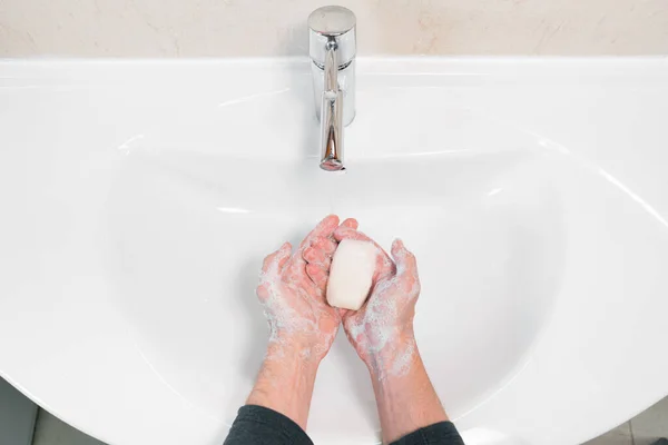 Lavarse las manos frotándose con jabón hombre para la prevención del virus corona, higiene para dejar de propagar coronavirus. — Foto de Stock