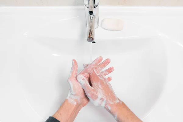 Tvätta händerna gnugga med tvål man för att förebygga koronavirus, hygien för att sluta sprida coronavirus. — Stockfoto