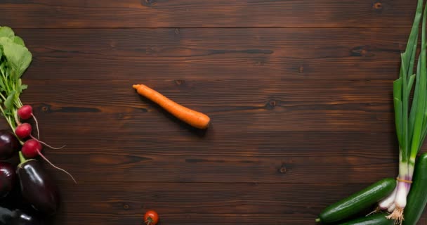 Déplacement des légumes sur la table de cuisine, fond de récolte — Video