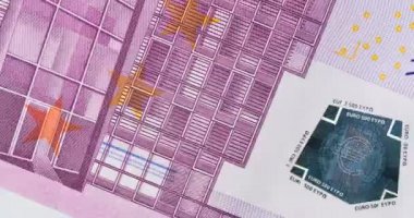 Farklı avro banknotları hareket animasyonunu durdurur. Beş, on, yirmi, yüz beş yüz. Euro banknotunun Macro 'su. Avro parası yakın plan.