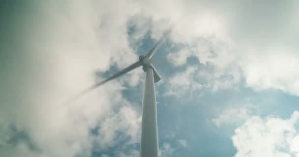 Générateur de vent sur fond de nuages volants rapides — Video