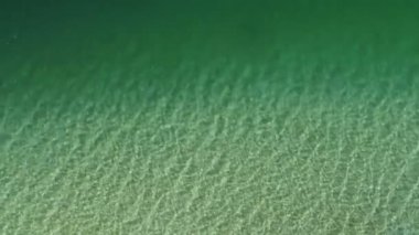 Sığ sularda temiz su.