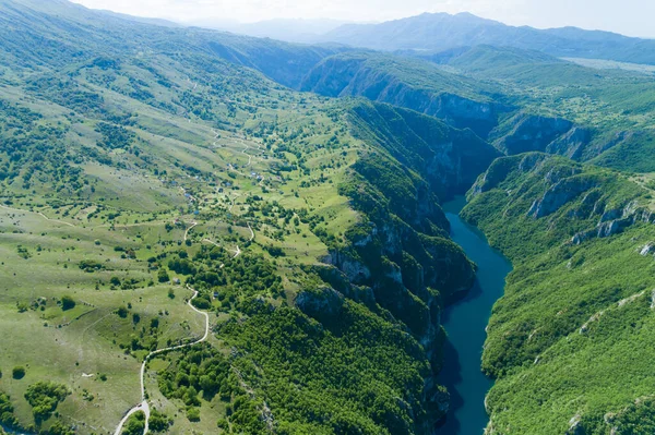 Karadağ 'daki Piva Gölü hava görüntüsü