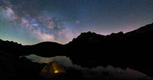 星空，银河在湖面和帐篷上 — 图库视频影像