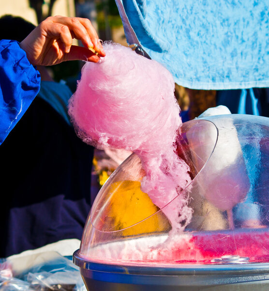 Свежеприготовленная сахарная вата
