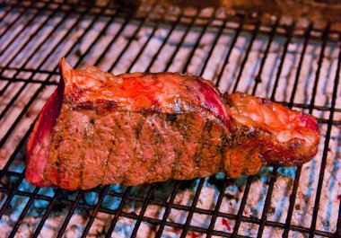 Barbekü üzerinde pişmiş biftek