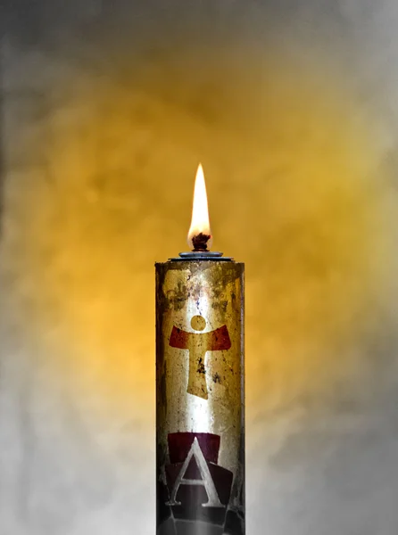 イースター蝋燭は、聖霊の光を歓迎します。 ストック画像