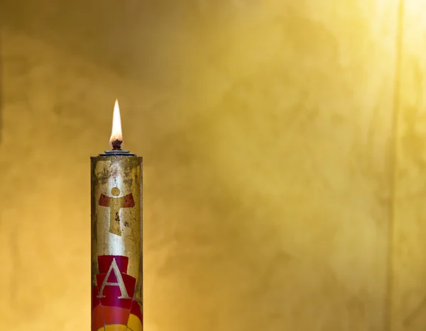 La vela de Pascua acoge la luz del Espíritu Santo —  Fotos de Stock