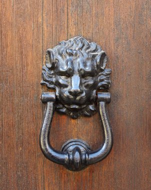 Aslan başlı kapı tokmağı.