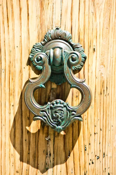 Houpačka ze staré dřevěné dveře — Stock fotografie