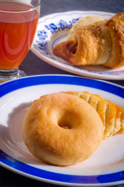 çörek, tuzlu kruvasan, meyve suyu ve süt Kahvaltı