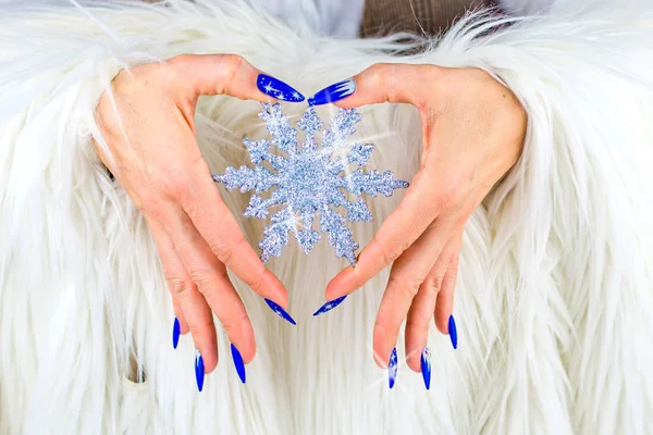 Boże Narodzenie niebieskie paznokcie — Zdjęcie stockowe