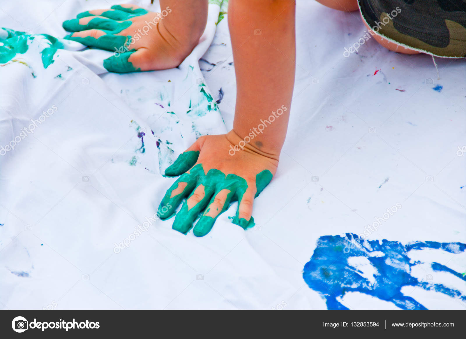 Bambini che giocano a fare i disegni colorati con le mani immerse in tintura colorata — Foto di pmmart
