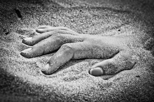Kéz a hullamerevség a strandon — Stock Fotó