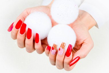 Kırmızı tırnak fantastik Noel için dekore edilmiştir.