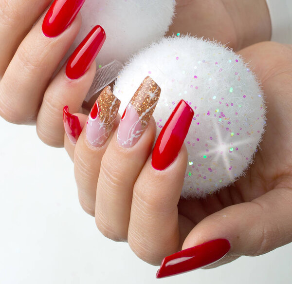 красные ногти украшены для вашего фантастического Рождества
