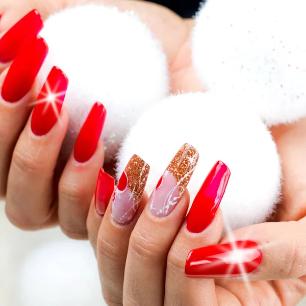 Uñas rojas decoradas para su fantástica Navidad —  Fotos de Stock