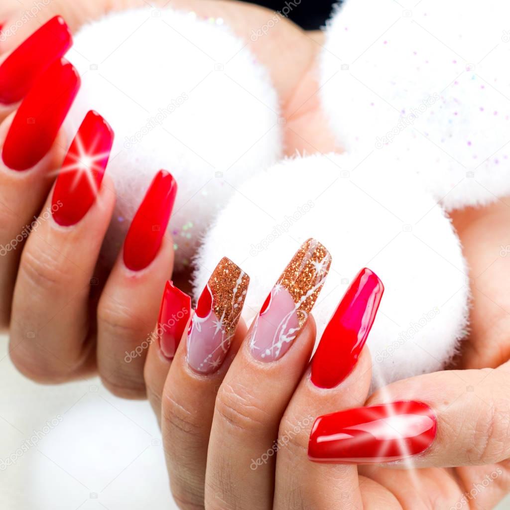 red nails decorated for your fantastic Christmas