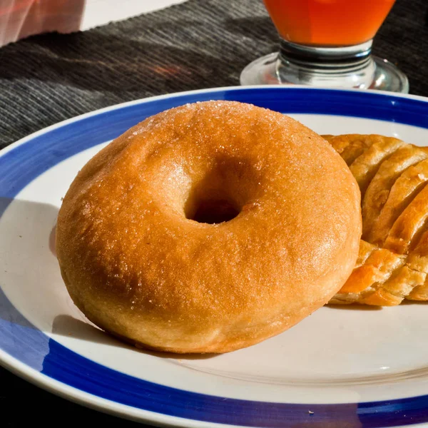 Donut and bagel for breakfast or snack — Stock Photo, Image