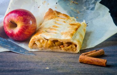 elma ve tarçın ile ev yapımı meyveli turta pasta