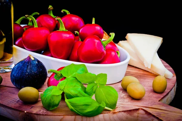 Ingredientes para una salsa mediterránea para pasta, bruschetta, sal —  Fotos de Stock