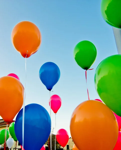 Χρωματιστά μπαλόνια στο μπλε του ουρανού — Φωτογραφία Αρχείου