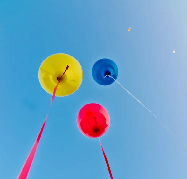 Χρωματιστά μπαλόνια στο μπλε του ουρανού — Φωτογραφία Αρχείου