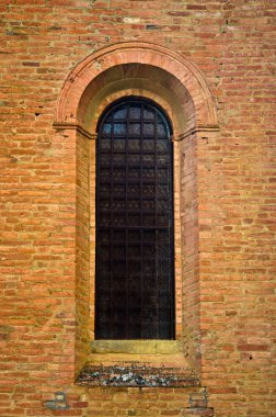 Romanesk tuğla kilise pencere
