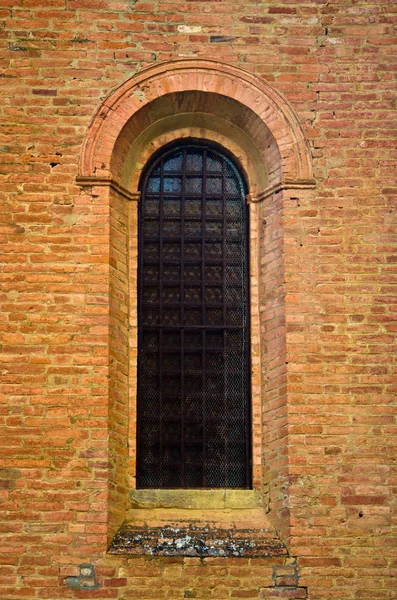 Окно романской кирпичной церкви — стоковое фото