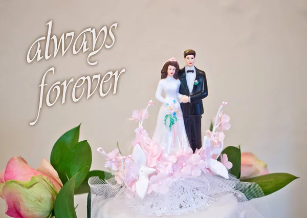 Статуэтки свадебного торта жениха и невесты — стоковое фото