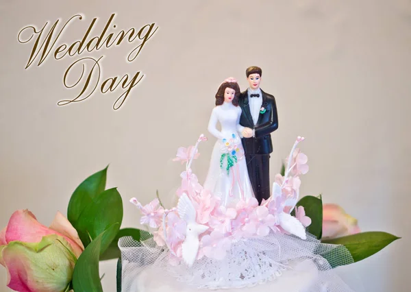 Figurines de la mariée et marié gâteau de mariage — Photo