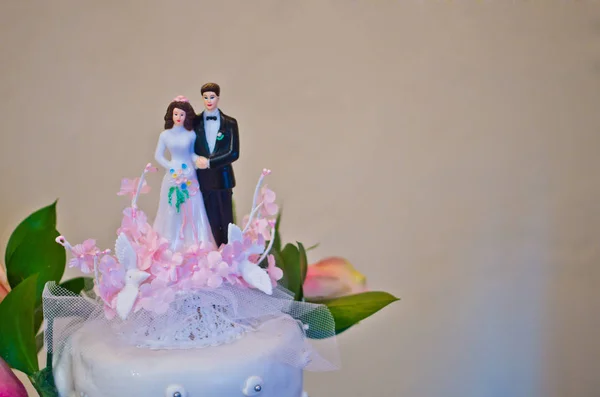 Figurines de la mariée et marié gâteau de mariage — Photo