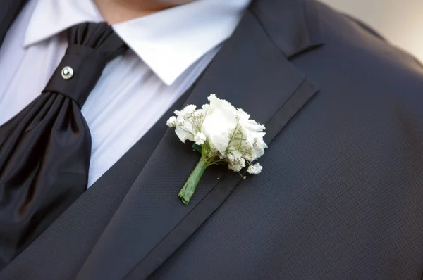 Broche avec des fleurs pour la veste du marié — Photo