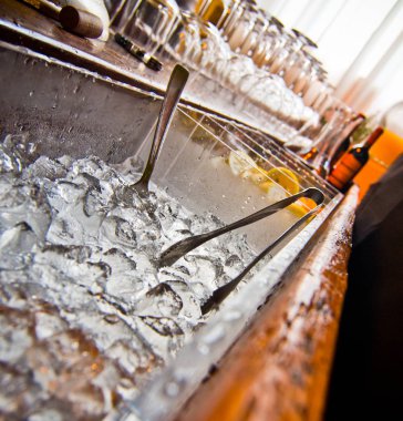 Tablo buz küpleri ile Bar