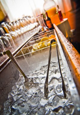 Tablo buz küpleri ile Bar
