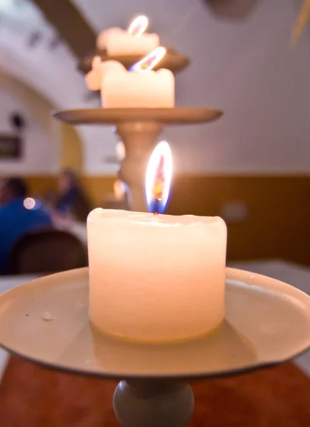 Kaarsen verlicht langs het pad in de tuin — Stockfoto