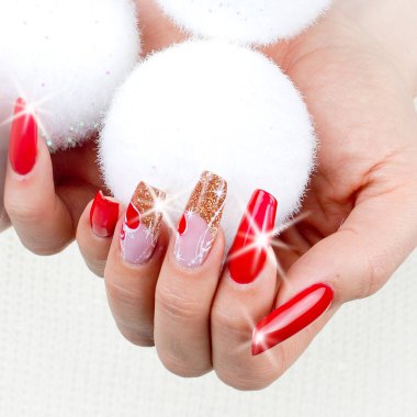 Kırmızı tırnak fantastik Noel için dekore edilmiştir.