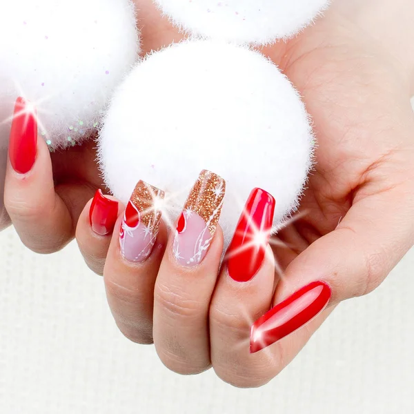 Uñas rojas decoradas para su fantástica Navidad —  Fotos de Stock