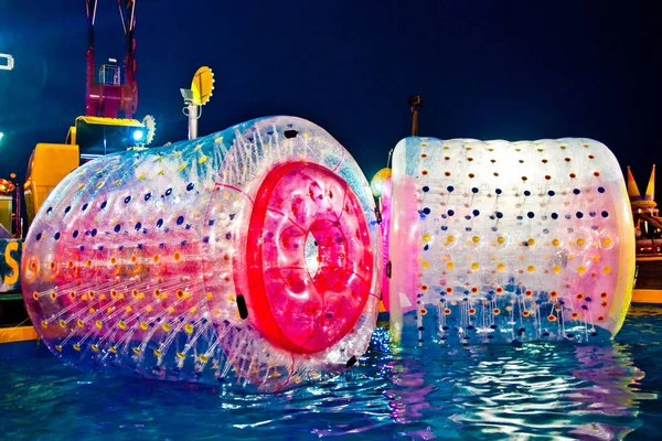 Rolo de água inflável para crianças presentes em um parque de diversões — Fotografia de Stock