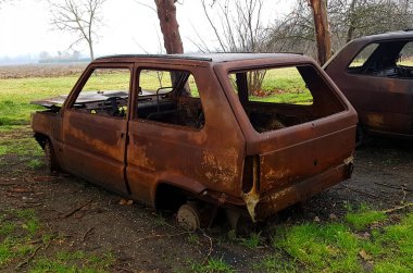 Araba yandı, terk edilmiş ve paslı