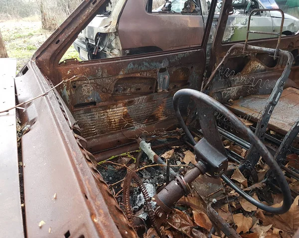 Coche quemado, abandonado y oxidado — Foto de Stock