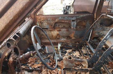Araba yandı, terk edilmiş ve paslı