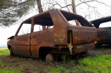 Araba yandı, terk edilmiş ve paslı