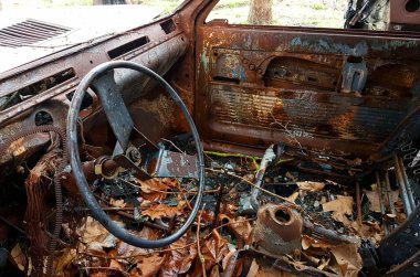 Araba yandı, terk edilmiş ve paslı