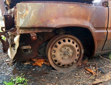 Araba yandı, terk edilmiş ve paslı