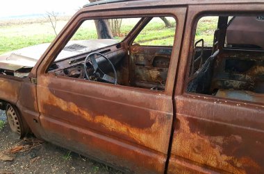 Araba yandı, terk edilmiş ve paslı