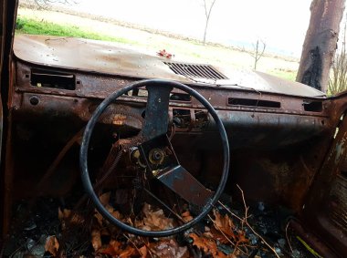 Araba yandı, terk edilmiş ve paslı